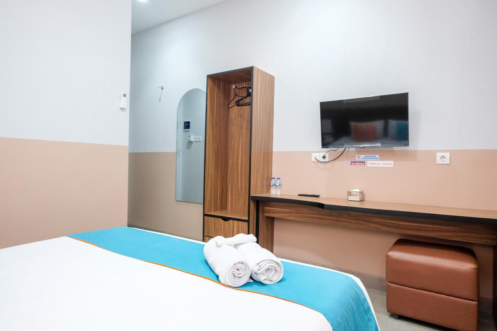 Sans Hotel Rajawali Surabaya By Reddoorz Krembangan Екстериор снимка