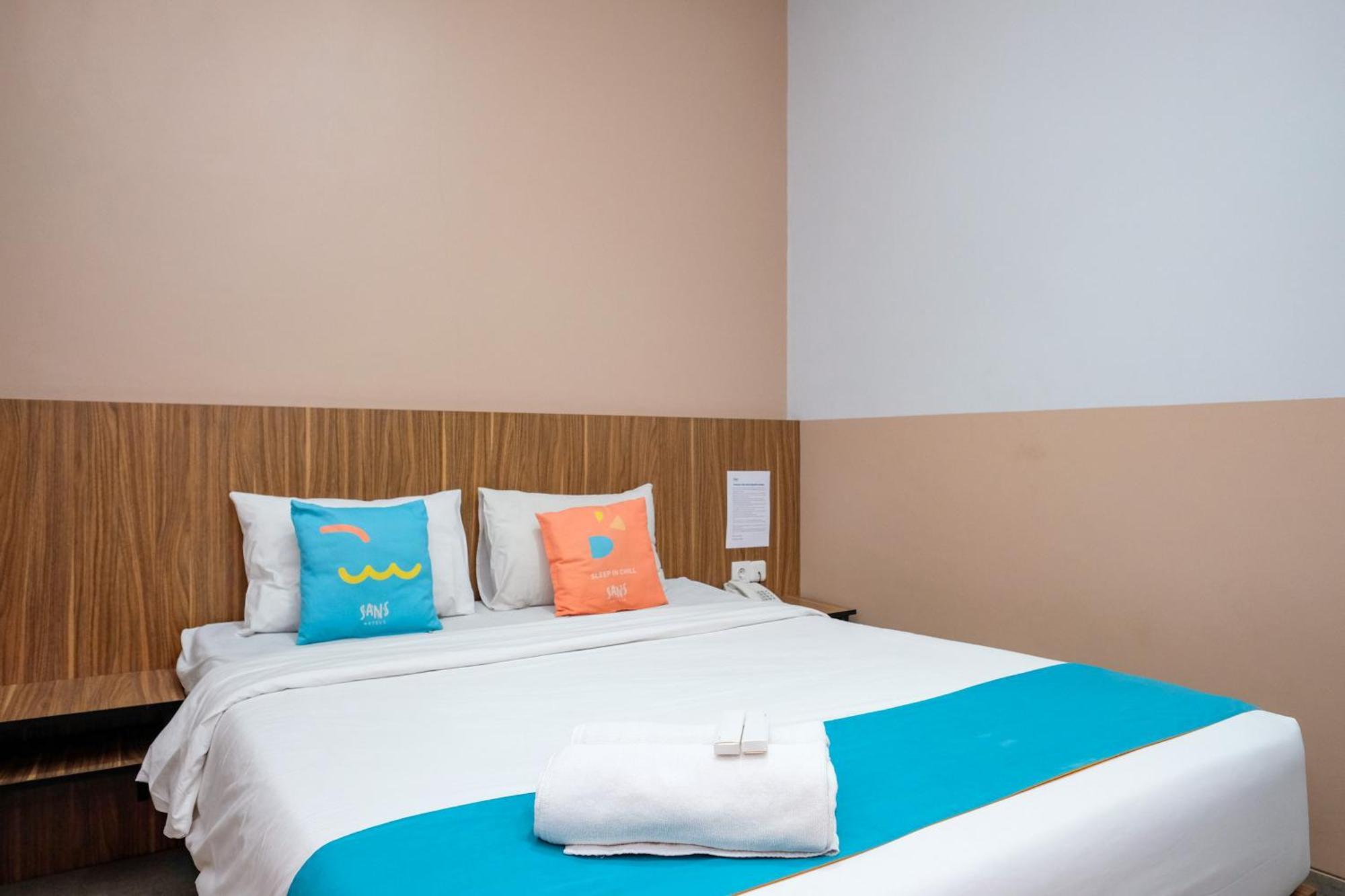Sans Hotel Rajawali Surabaya By Reddoorz Krembangan Екстериор снимка