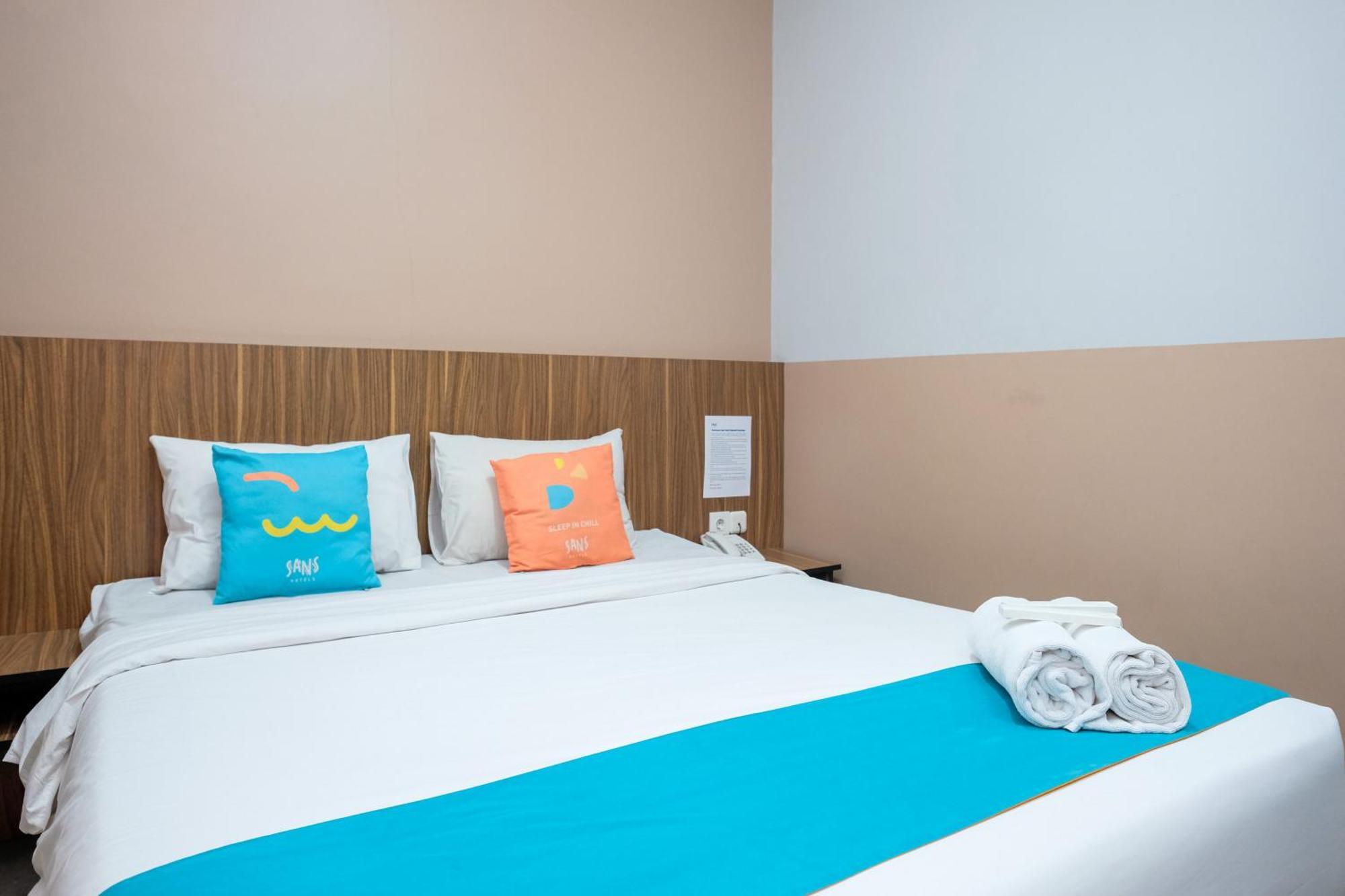 Sans Hotel Rajawali Surabaya By Reddoorz Krembangan Екстериор снимка