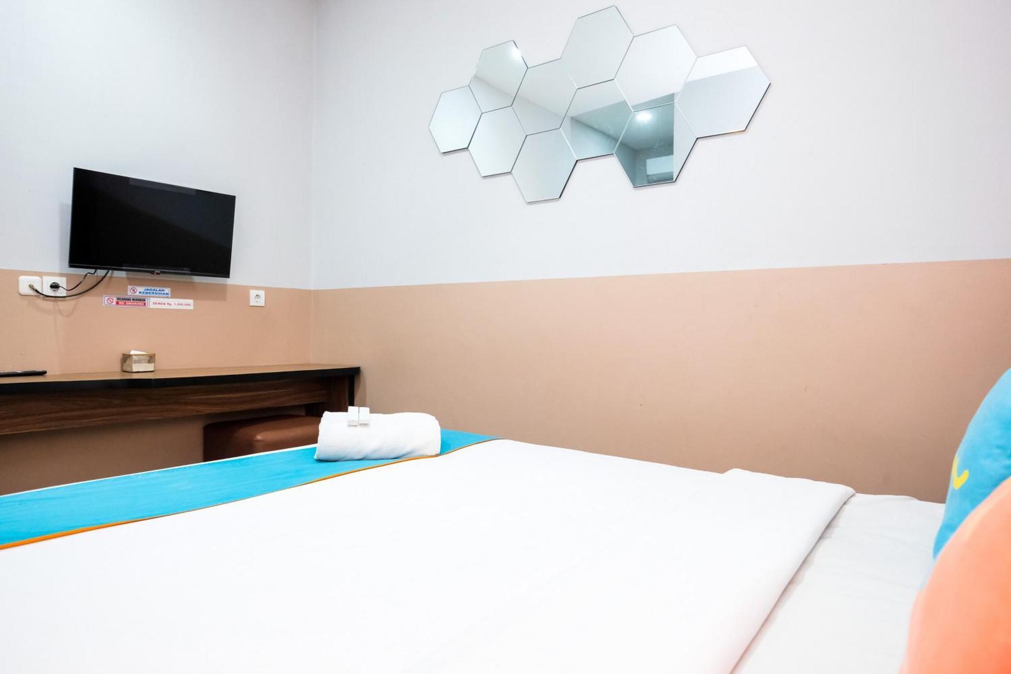 Sans Hotel Rajawali Surabaya By Reddoorz Krembangan Екстериор снимка