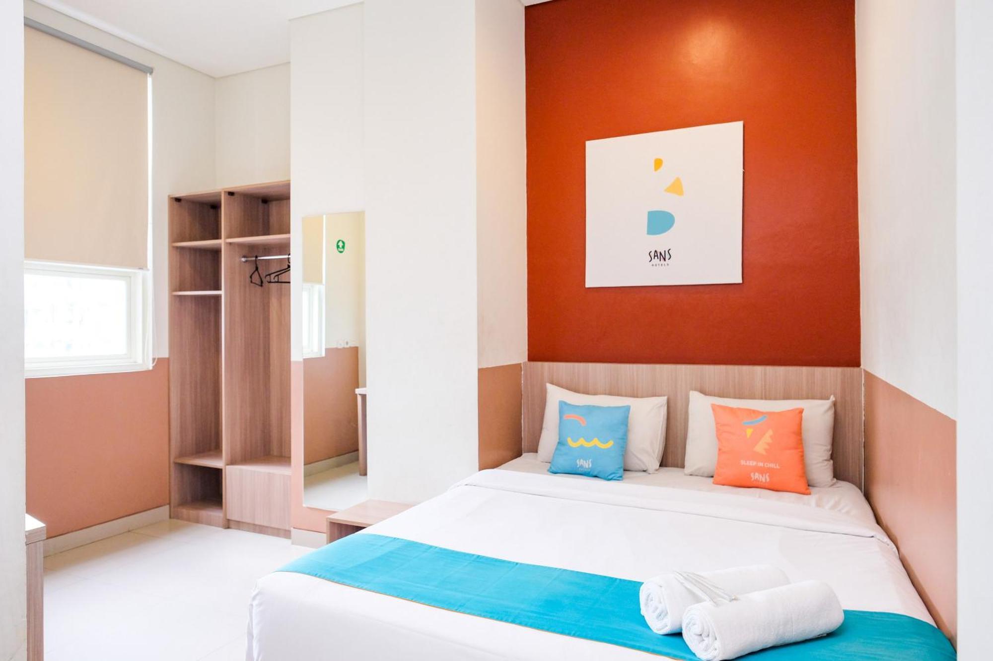 Sans Hotel Rajawali Surabaya By Reddoorz Krembangan Екстериор снимка